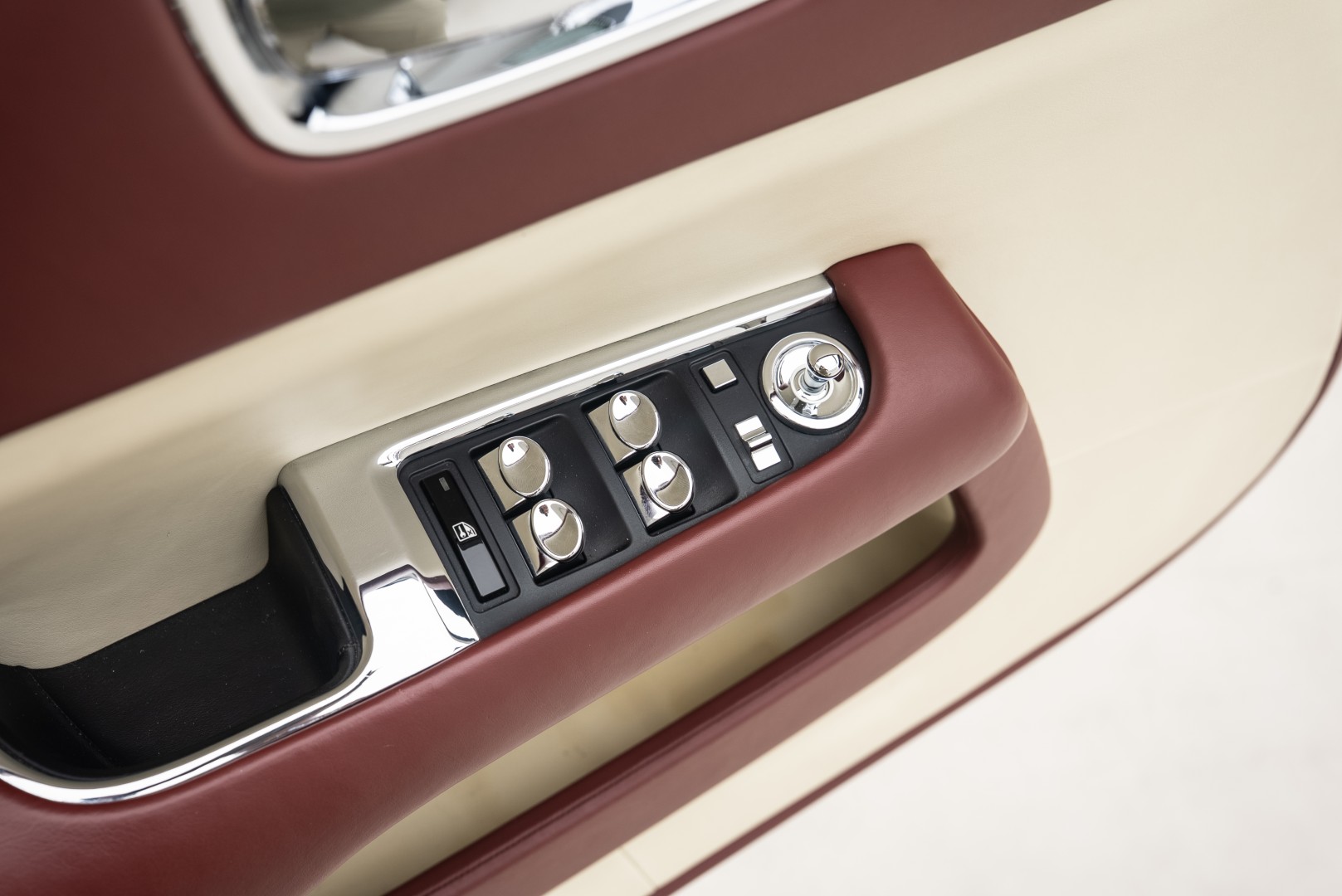 2017 ROLLS ROYCE DAWN GCC SILVER BADGE